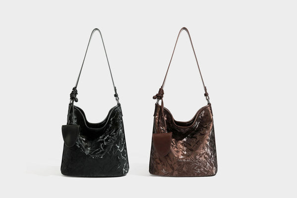 Große Hobo-Schultertasche mit Crinkle-Glanzfinish in Dunkelbraun, schmalem verstellbarem Riemen, geknoteten Beschlägen und seitlich befestigter Klappe