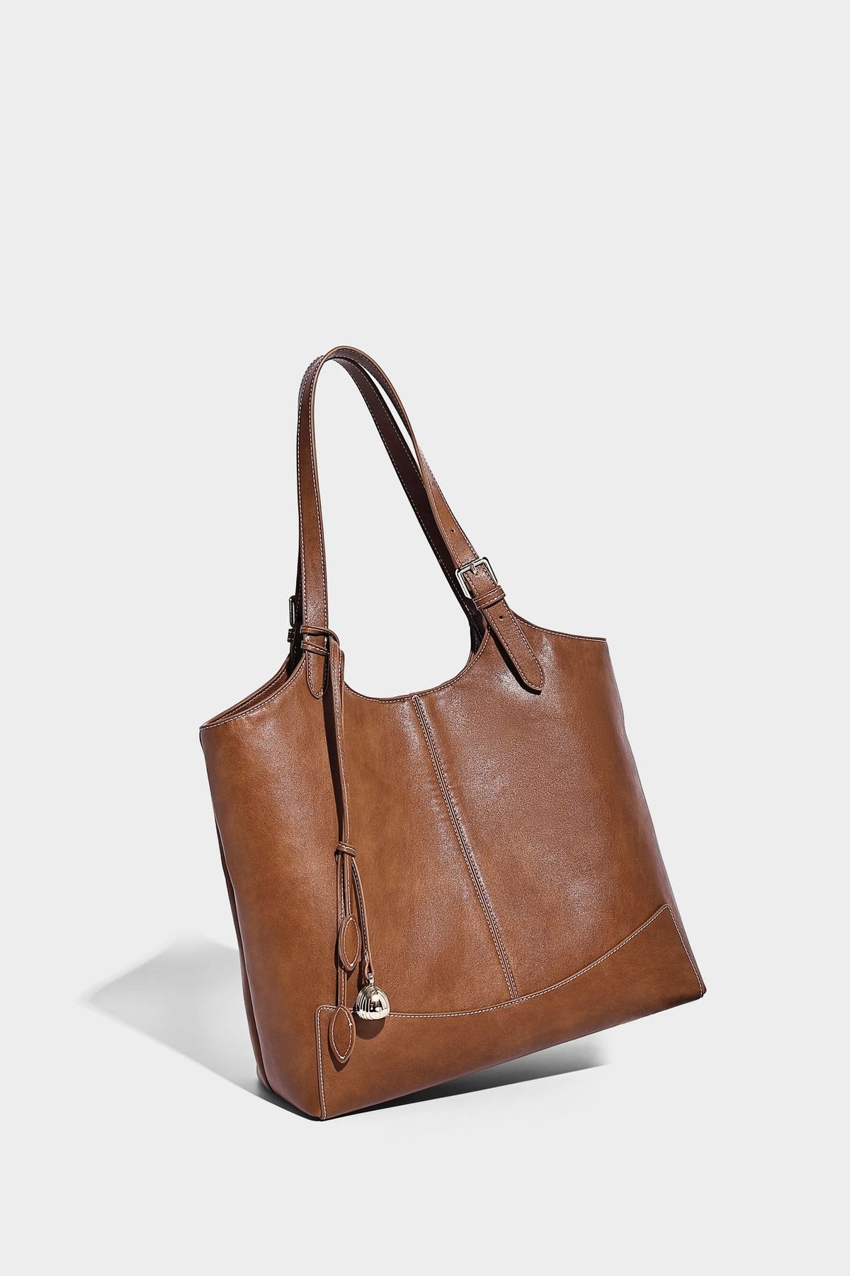 Große, strukturierte Schultertasche im Tote-Stil in Braun und Lederoptik mit langen Doppelriemen, Schnallenbeschlägen, Quasten-Anhänger und geschwungener
