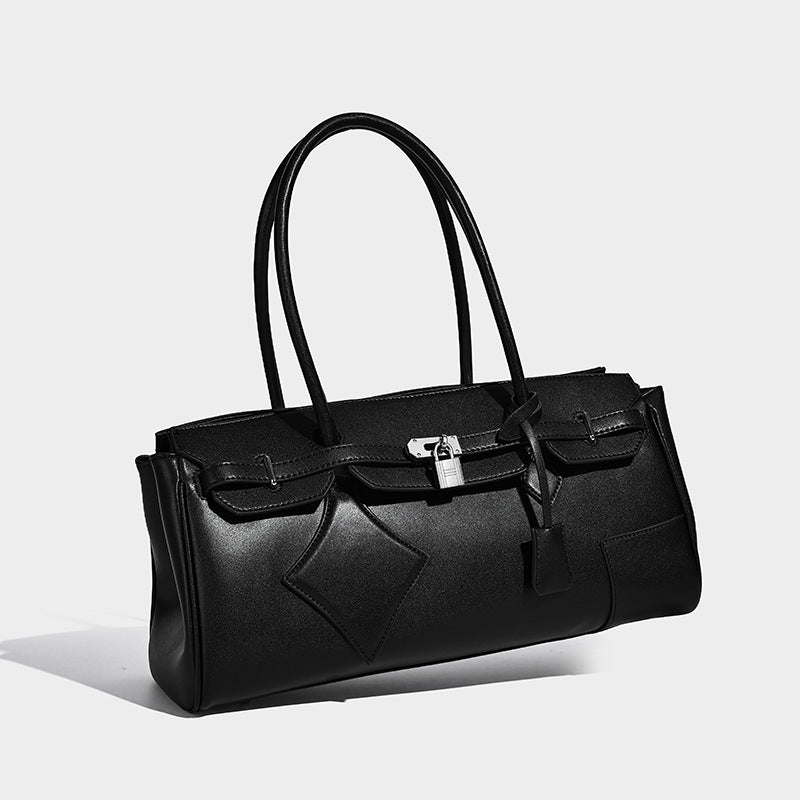Strukturierte Tote-Bag in schwarzer Lederoptik mit Drehverschluss in Form eines Vorhängeschlosses, dekorativen Riemendetails und abgerundeten Doppelhenkeln