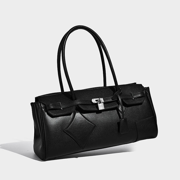 Strukturierte Tote-Bag in schwarzer Lederoptik mit Drehverschluss in Form eines Vorhängeschlosses, dekorativen Riemendetails und abgerundeten Doppelhenkeln