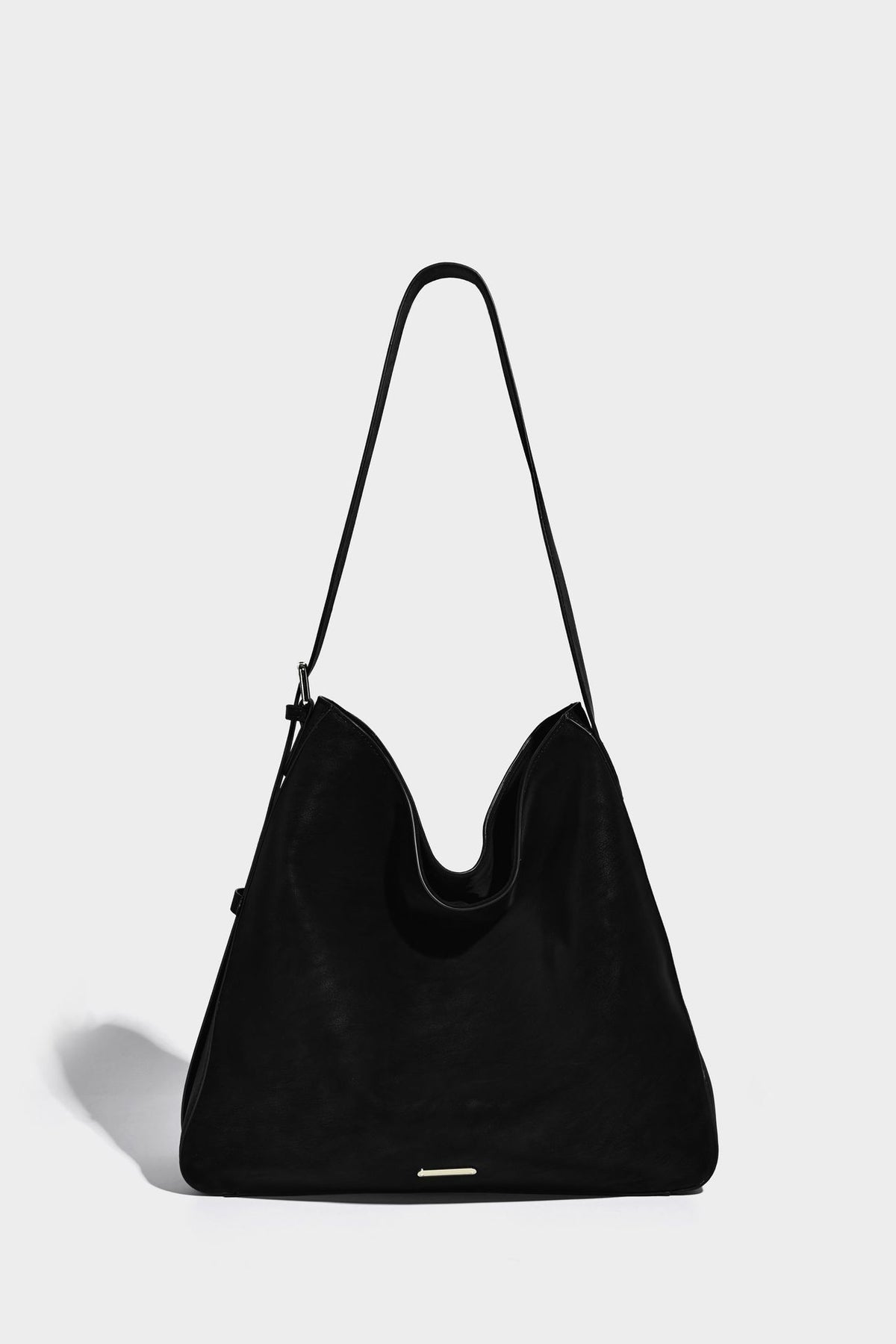 Large slouchy hobo shoulder bag in matte leather-look finish with adjustable strap and gold-tone bar hardware, detail view 15
