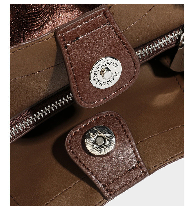 Kleine strukturierte Henkeltasche mit Samtstruktur in Braun, geknoteten Henkeln, einer vorderen Überschlagtasche und abnehmbarem, Detail