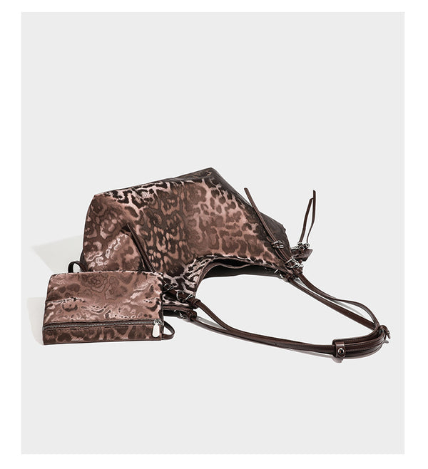 Große, glänzende Hobo-Schultertasche mit Leopardenprint, abnehmbarem Reißverschlusstäschchen und silberfarbenem Seestern-Anhänger, Detailansicht