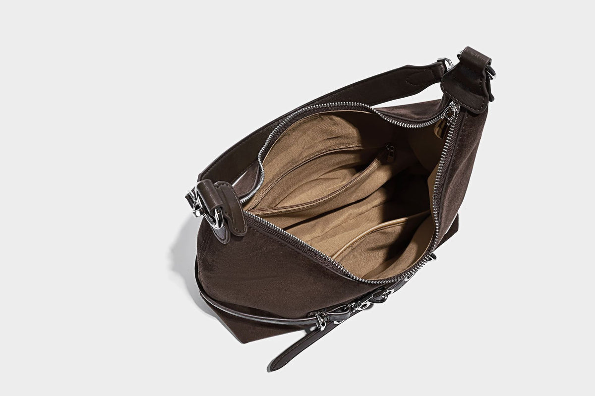 Hobo-Schultertasche in Dunkelbraun mit velourslederartiger Oberfläche, silberfarbener Gürtelschnalle und Ösenbeschlägen, verstellbarem Riemen, Detailansicht