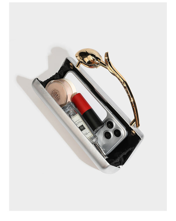 Formstabile, rechteckige Clutch mit Henkel in Rosenknospenform in Goldoptik und abnehmbarem Kettenriemen in Metallic-Optik, Detail