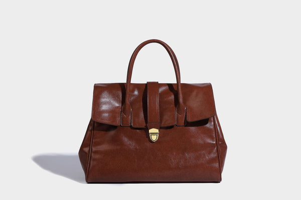 Strukturierte Henkeltasche in glänzender Lederoptik mit Überschlagverschluss, mittigem Riemen, goldfarbenem Drehverschluss und zwei Henkeln