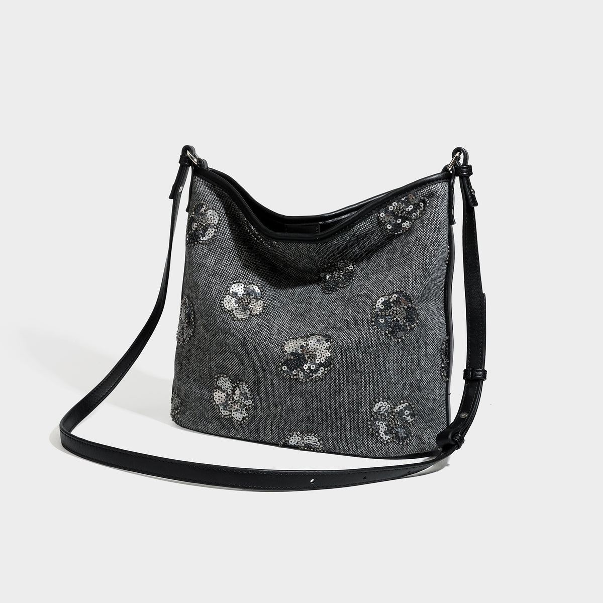 Lässig fallende Hobo-Schultertasche aus anthrazitfarbenem Webstoff mit floraler Stickerei aus silberfarbenen Pailletten, Besatz in schwarzer Lederoptik und lang