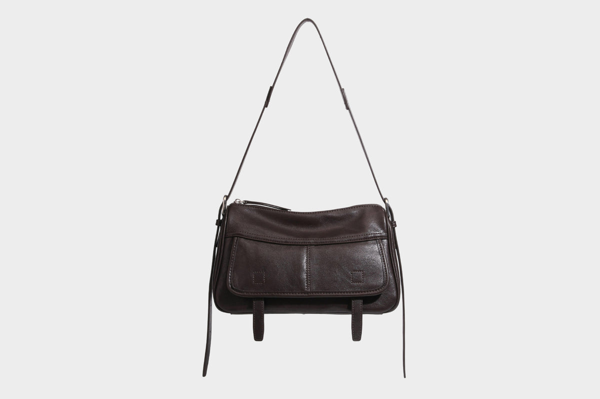 Formstabile rechteckige Schultertasche mit vorderem Überschlag in dunkler Espresso-Lederoptik, silberfarbenen Beschlägen und langem