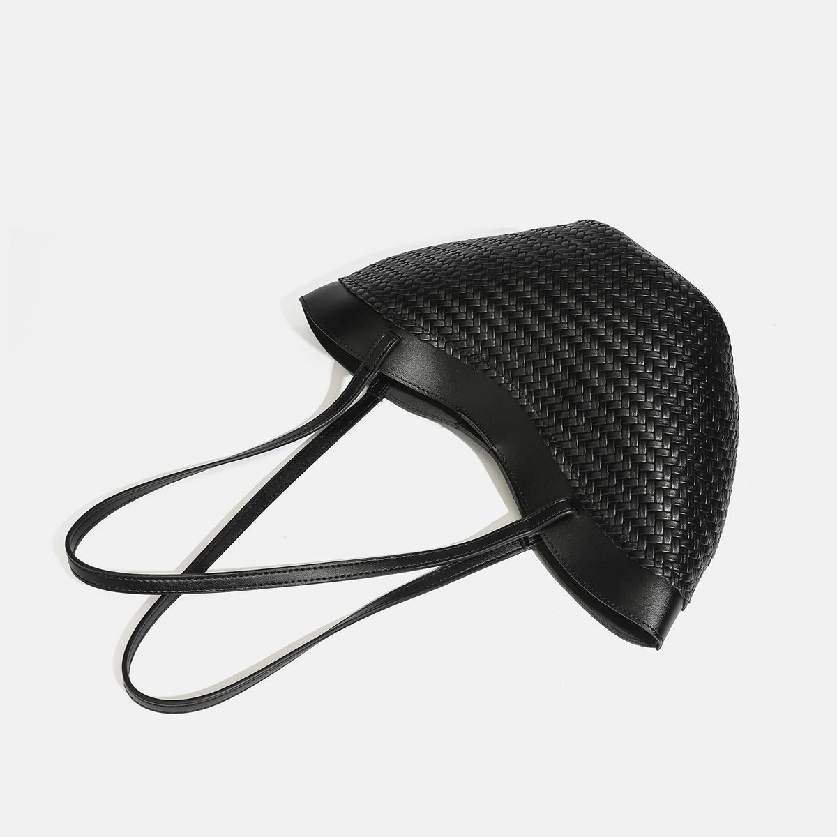 Große schwarze gewebte Tote-Bag mit glatten Besätzen in Lederoptik, langen doppelten Schulterriemen und geschwungener Silhouette, Detailansicht 4