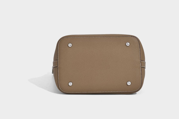 Formstabiler Shopper mit genarbter Oberfläche in Karamellbraun, zwei Henkeln, abnehmbarem Crossbody-Riemen und abnehmbarem Reißverschluss