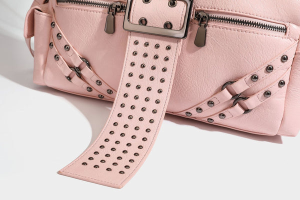 Strukturierte Moto-Satchel mit Nieten, Schnallenriemen, zwei Tragegriffen und abnehmbarem Crossbody-Riemen aus glattem Material mit Detail