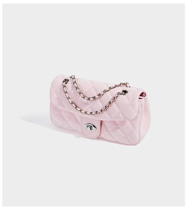 Kompakte Crossbody-Tasche mit Überschlag und Rautensteppung, silberfarbenem Drehverschluss und geflochtenem Kettenriemen, Detailansicht 11