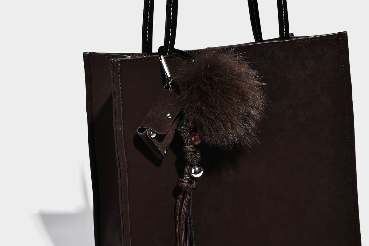 Hohe rechteckige Tote-Bag in matter Velourslederoptik mit zwei Schulterriemen und passender Reißverschlusstasche, Detailansicht 27