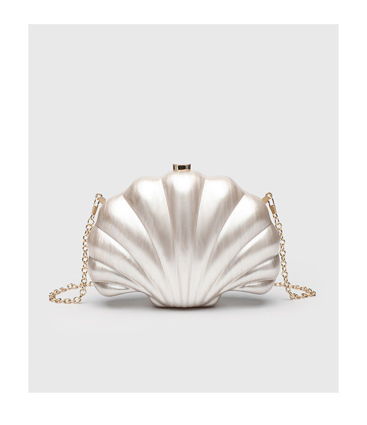 Strukturierte Clutch in Muschelform mit Perlmutt-Finish und goldfarbenem Kettenriemen, Detailansicht 10
