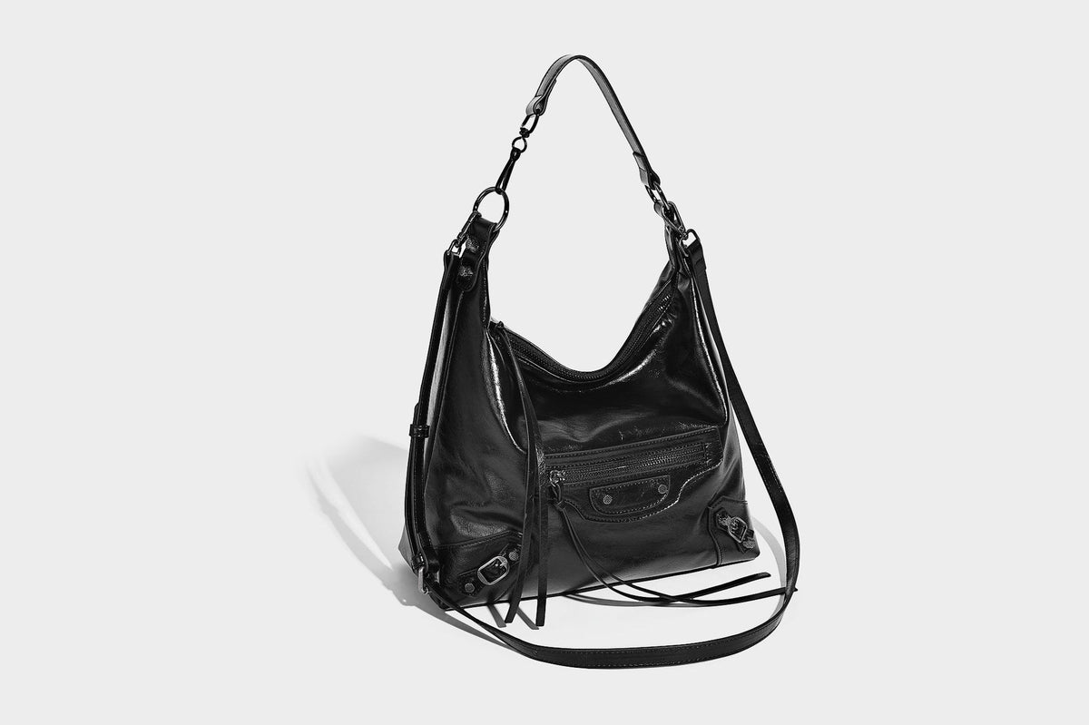 Große, glänzende Hobo-Schultertasche mit geknautschtem Effekt, dunkelfarbenen Nieten, Reißverschluss, vorderem Reißverschlussfach und verstellbarem Crossbody-Riemen