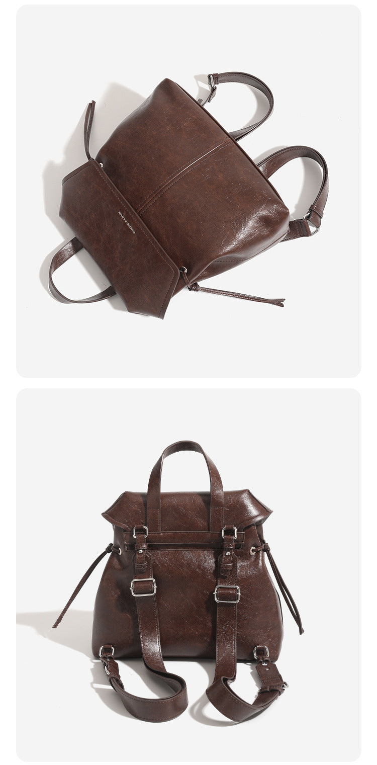 Strukturierte Rucksacktasche mit Überschlag in Used-Lederoptik, seitlichen Kordelzügen und silberfarbenen Metalldetails, Detailansicht