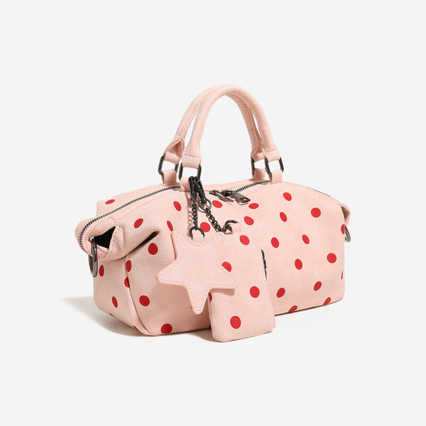 Boston-Bag in zartem Rosa mit roten Punkten, Sternanhänger, vorderem Reißverschlussfach und silberfarbenen Beschlägen, Detailansicht 3