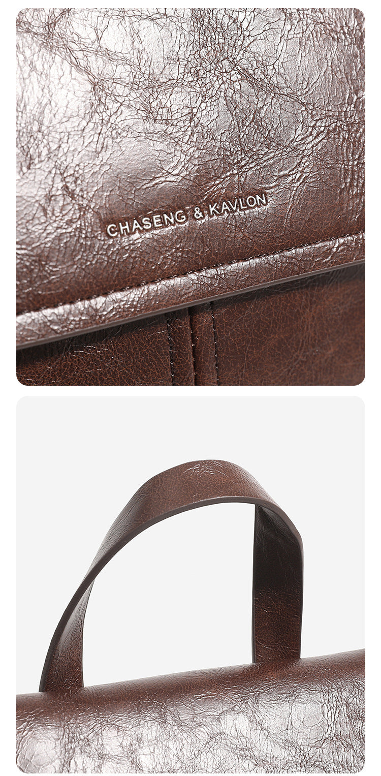 Strukturierte Rucksacktasche mit Überschlag in Used-Lederoptik, seitlichen Kordelzügen und silberfarbenen Metalldetails, Detailansicht
