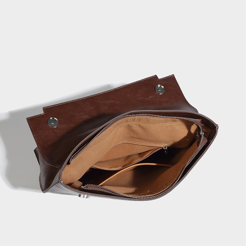 Großer wandelbarer Tote-Rucksack in glänzender Lederoptik mit plüschigem Bärenanhänger und silberfarbenen Details, Detailansicht 31