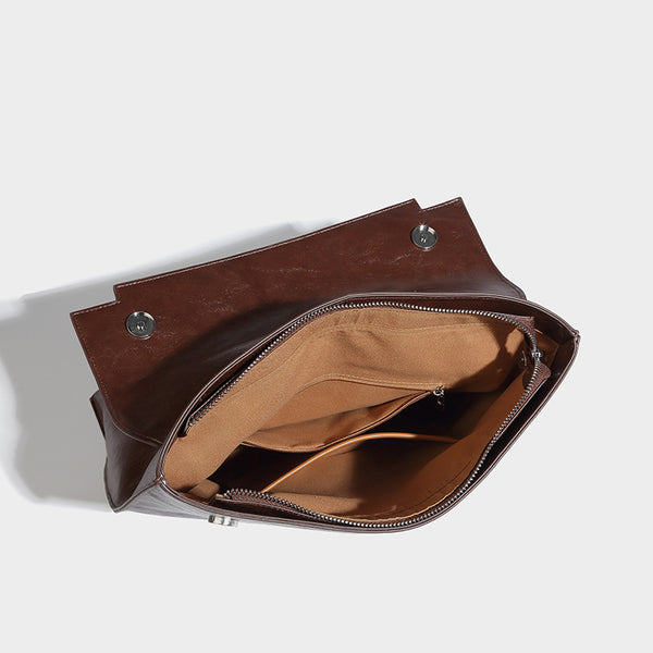 Großer wandelbarer Tote-Rucksack in glänzender Lederoptik mit plüschigem Bärenanhänger und silberfarbenen Details, Detailansicht 31