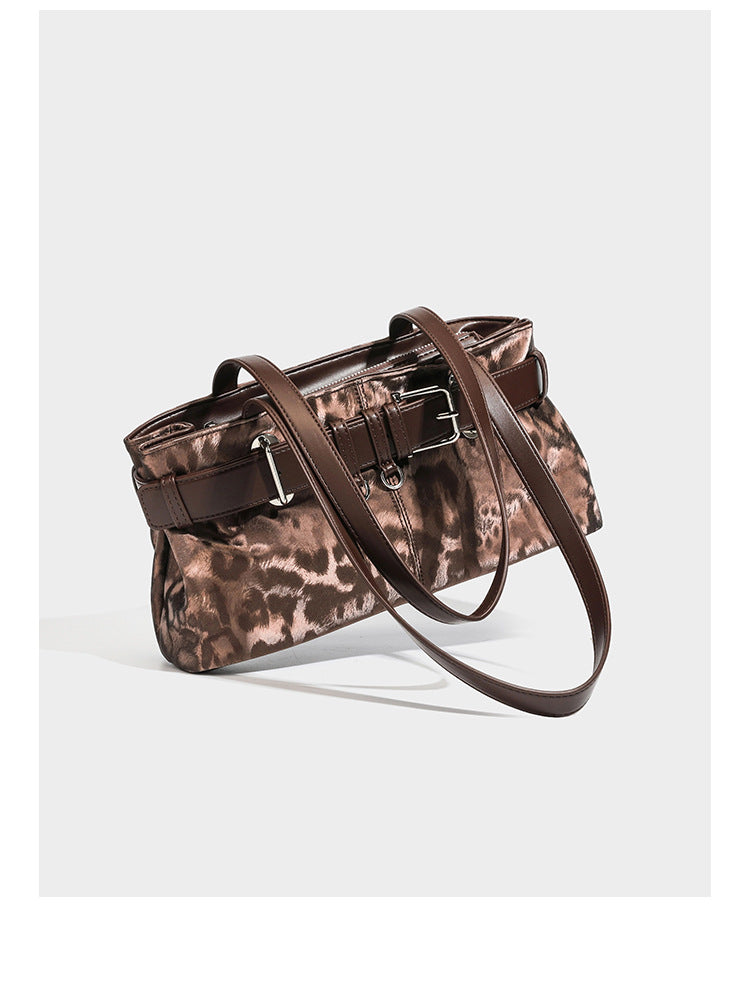 Schulter-Shopper mit Leopardenmuster, brauner Lederoptik-Besatz, vorderem Gürtelschnallendetail, silberfarbenen Beschlägen und langem