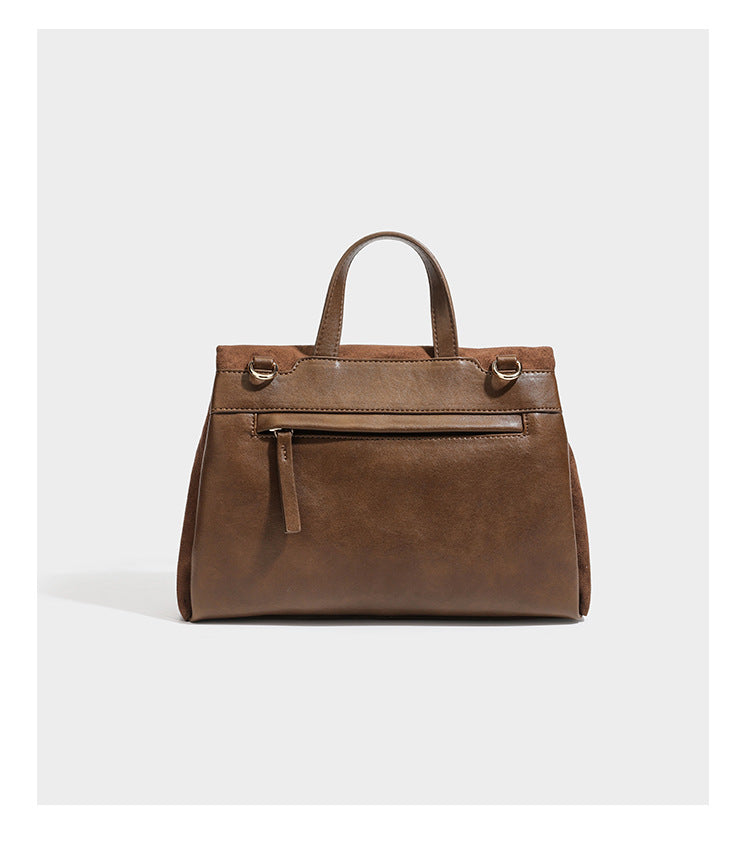 Formstabile Satchel-Tasche mit mattem Veloursleder-Finish, Überschlag, goldfarbenen Emblem-Beschlägen, kurzem Tragegriff und verstellbarem Crossbody-Riemen