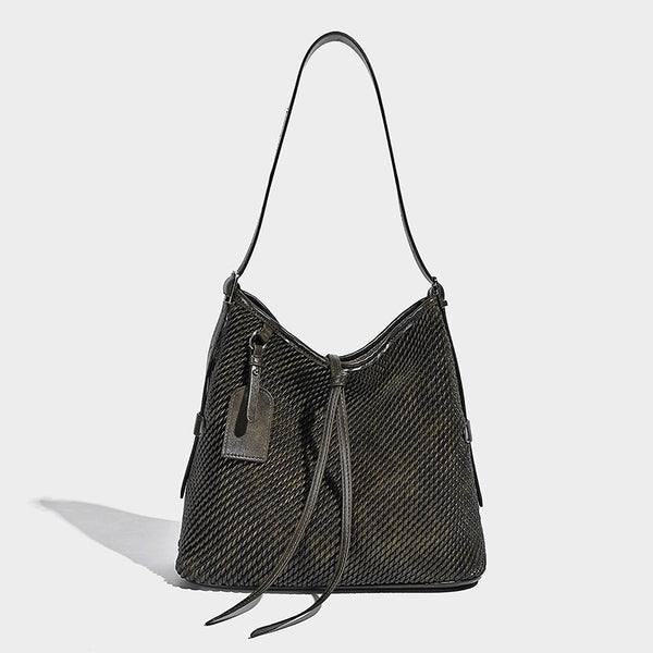 Große Schultertasche im gewebten Look mit glattem Besatz in Lederoptik, verstellbarem Riemen und herabhängendem Anhänger, Detailansicht