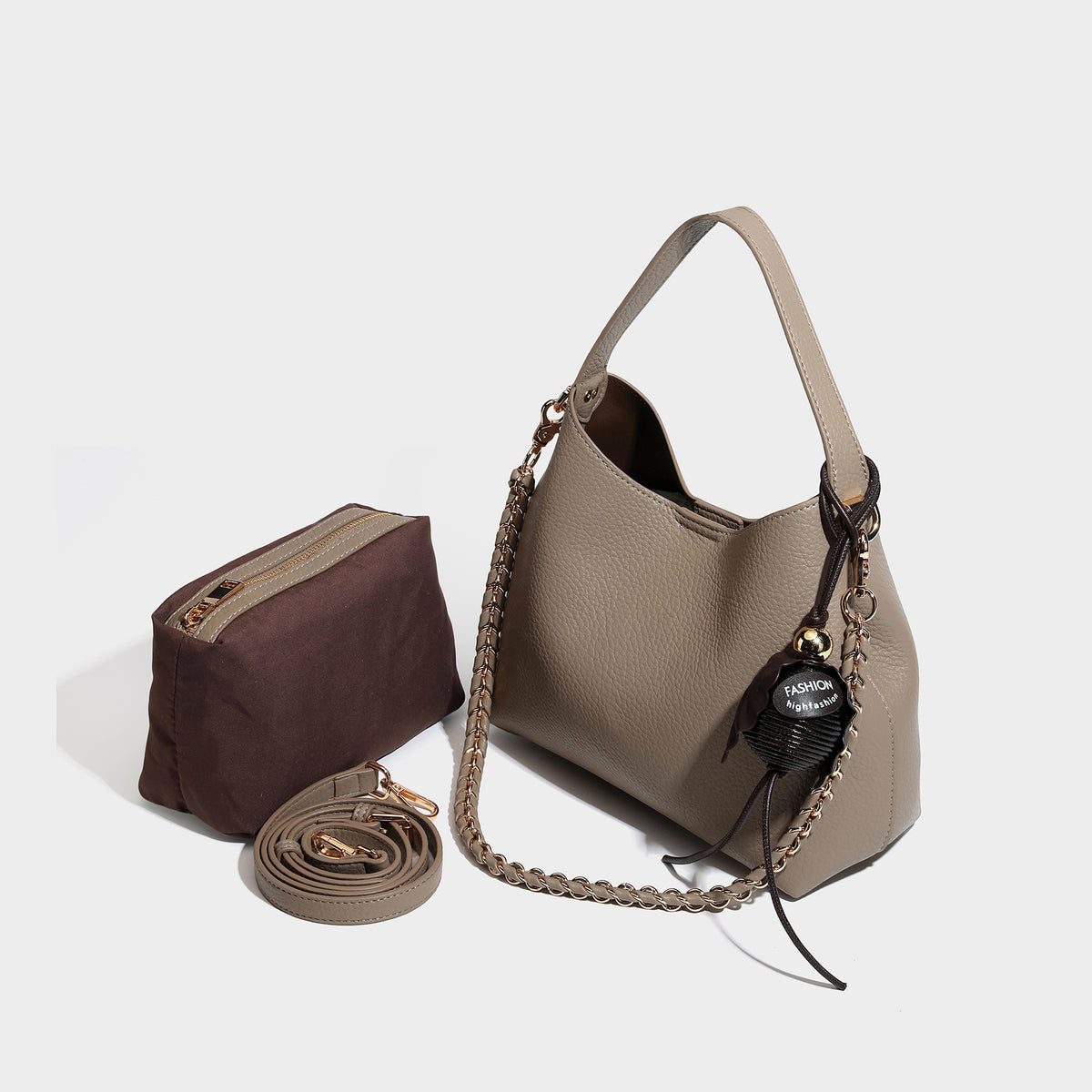 Hobo-Schultertasche in genarbter Lederoptik mit goldfarbenem Kettenriemen, kurzem Henkel und dekorativem Seitenanhänger, Detailansicht 4