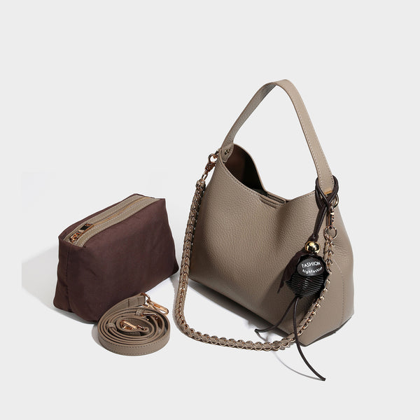 Hobo-Schultertasche in genarbter Lederoptik mit goldfarbenem Kettenriemen, kurzem Henkel und dekorativem Seitenanhänger, Detailansicht 4