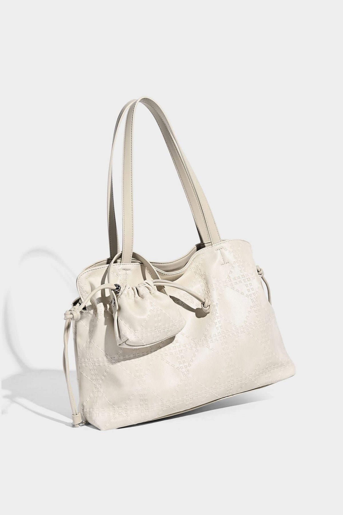 Große Tote-Schultertasche aus geprägtem Lederimitat in Elfenbein-Creme mit zwei langen Riemen, seitlicher Kordelraffung und abnehmbarem