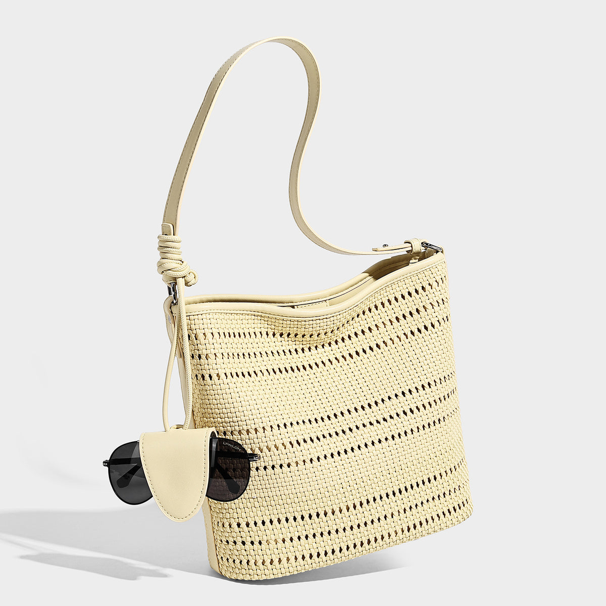 Handgewebte Schultertasche in offener Webstruktur mit Besatz in Lederoptik, geknotetem verstellbarem Riemen und anclipbarer Sonnenbrillentasche