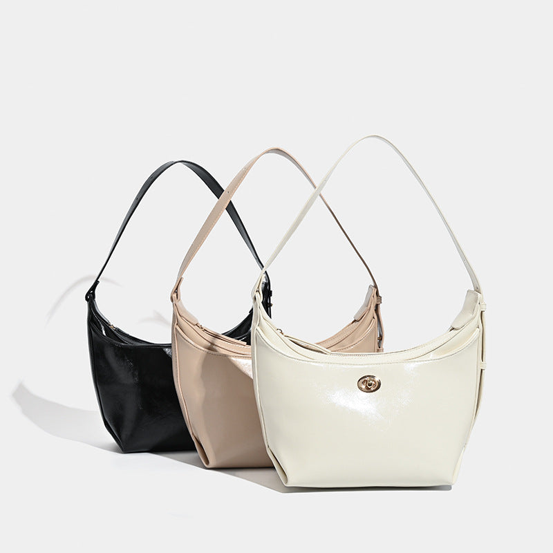 Glänzende Hobo-Schultertasche in Lederoptik mit sichelförmiger Silhouette und goldfarbenem Drehverschluss, Detailansicht 2