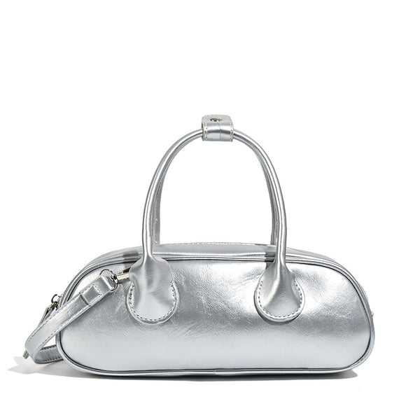 Kompakte silberfarbene Mini-Boston-Tasche mit zwei Tragegriffen oben, silberfarbenen Metallelementen und abnehmbarem Crossbody-Riemen, Detailansicht