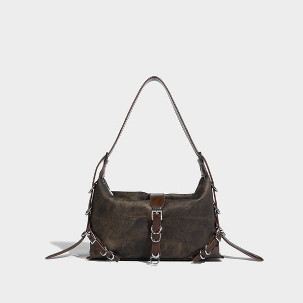 Lässig fallende Hobo-Schultertasche mit Used-Finish, silberfarbenen Ring- und Schnallendetails sowie verstellbarem Riemen, Vorderansicht