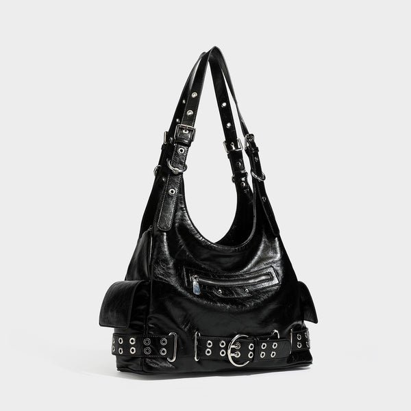Große glänzende schwarze Hobo-Schultertasche mit silberfarbenem Ösenriemen am Boden, Schnallenbeschlägen, vorderer Reißverschlusstasche und zwei vorderen