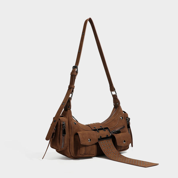 Matte Schultertasche in Wildlederoptik mit einem mit Nieten besetzten Riemenelement mit Schnalle, mehreren Reißverschluss- und Überschlagfächern auf der Vorderseite sowie dunklen Gunmetal-Details, Detailansicht