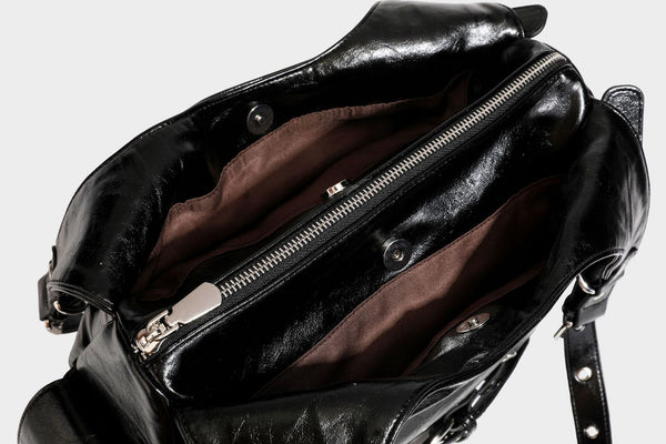 Große glänzende schwarze Hobo-Schultertasche mit silberfarbenem Ösen-Gürtelboden, Schnallenbeschlägen, vorderer Reißverschlusstasche und zwei …; Detailansicht
