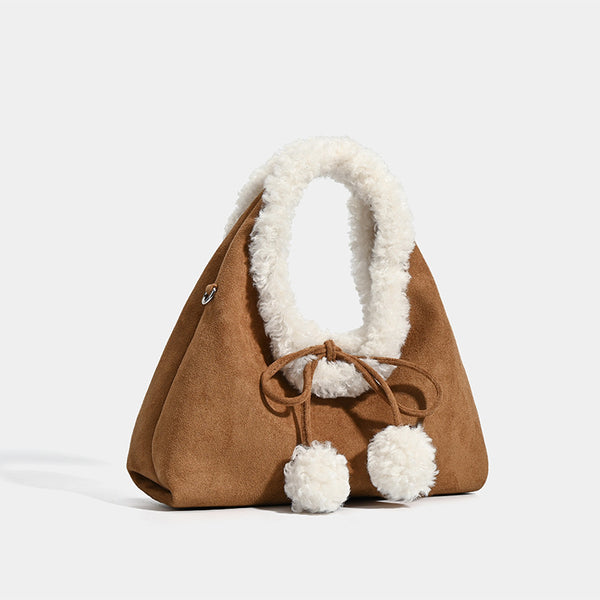 Trapezförmige Tasche aus karamellbraunem Wildlederimitat mit ovalem Henkel aus weißem Kunstfell, Pompon-Kordelverschluss und abnehmbarem Schulterriemen