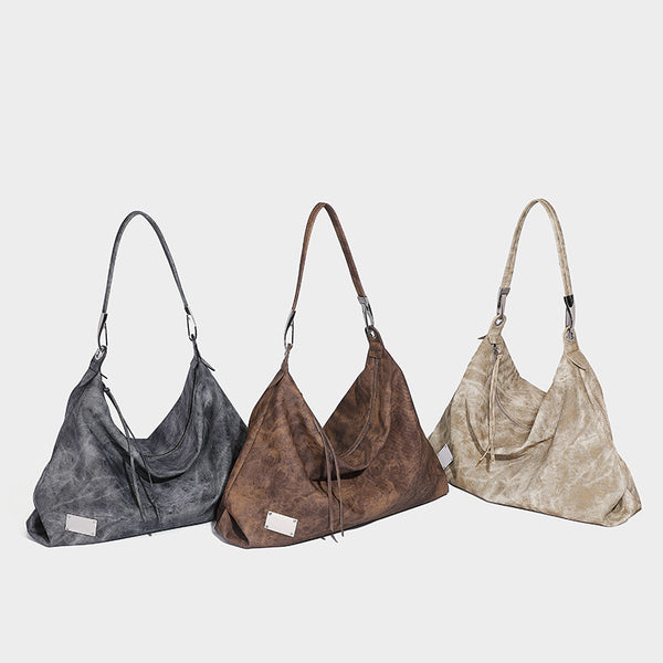 Große, lässig fallende Hobo-Schultertasche mit gewaschener, matter Struktur, Reißverschluss oben, silberfarbenen Beschlägen und langem, detail