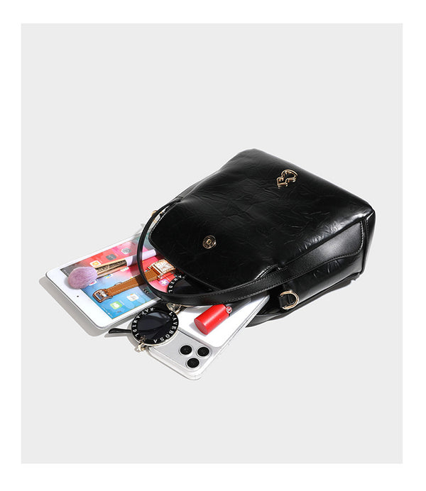 Glänzende, geknautschte Henkeltasche in Lederoptik mit goldfarbenen Emblem-Beschlägen und abnehmbarem Schulterriemen, Detailansicht 15