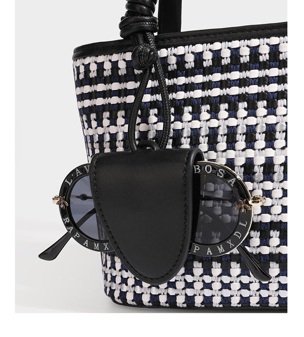 Kleine, strukturierte, gewebte Tote-Bag mit Karomuster, glatten Besätzen in Lederoptik, zwei Tragegriffen, abnehmbarem Schulterriemen und