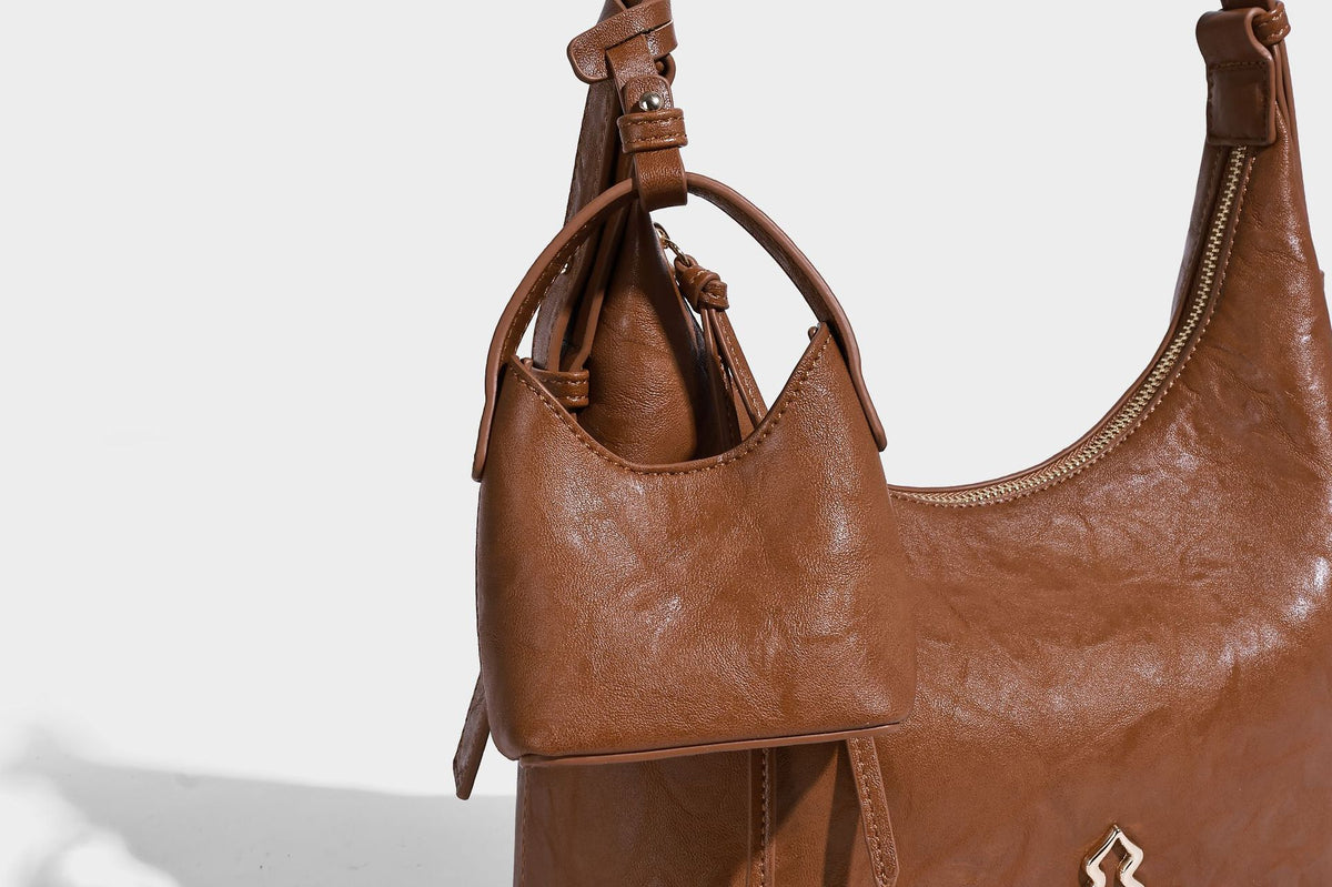 Glänzende Hobo-Schultertasche in Lederoptik mit abnehmbarem Mini-Etui und Logo-Beschlägen in Goldoptik, Detailansicht 20