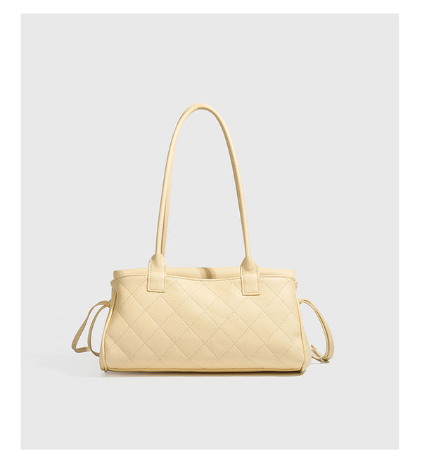 Strukturierte Schultertasche mit Rautensteppung, Überschlag und goldfarbenem Drehverschluss, abgerundeten Henkeln und seitlichen Kordelzügen