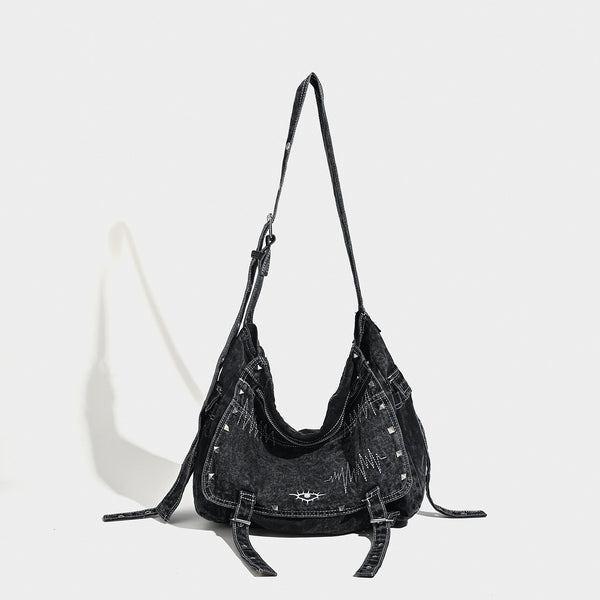 Große Hobo-Schultertasche aus gewaschenem schwarzem Denim mit silberfarbenen Nieten und verstellbarem Crossbody-Riemen, Vorderansicht