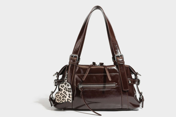 Strukturierte Schultertasche in glänzender Lederoptik mit abgerundetem Korpus, silberfarbenen Beschlägen, Reißverschlussfach auf der Vorderseite und Leopardenmuster