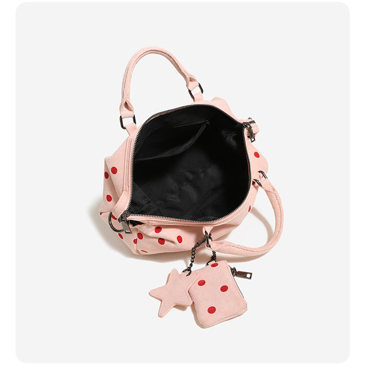 Puderrosa Boston-Bag mit roten Punkten, Sternanhänger, vorderem Reißverschlussfach und silberfarbenen Metalldetails, Detailansicht 8