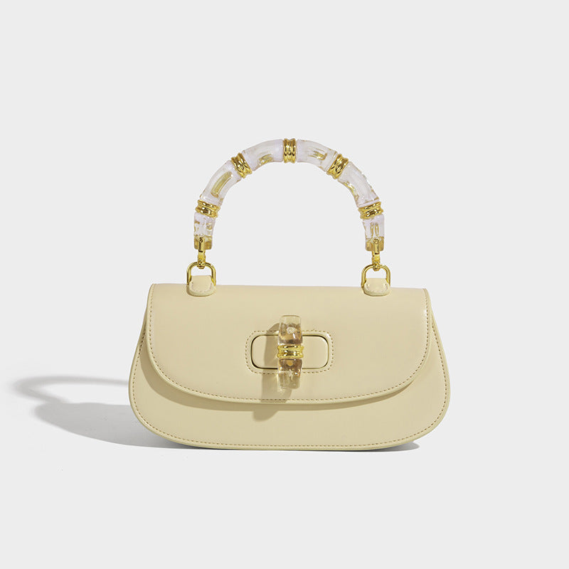 Kleine strukturierte Satteltasche mit durchscheinendem rosafarbenem Henkel aus Kunstharz im Bambus-Stil, passendem vorderem Drehverschluss, goldfarben