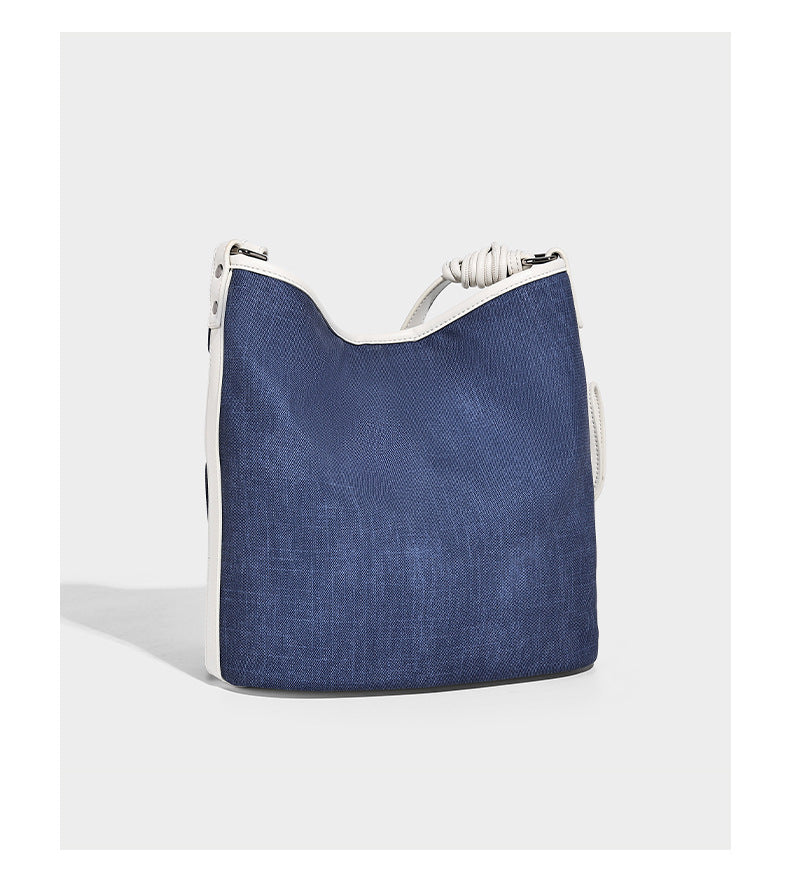 Große Beutel-Schultertasche aus Canvas in Denim-Optik mit Besatz in Lederoptik, geknotetem Trageriemen und abnehmbarem Mini-Fronttäschchen