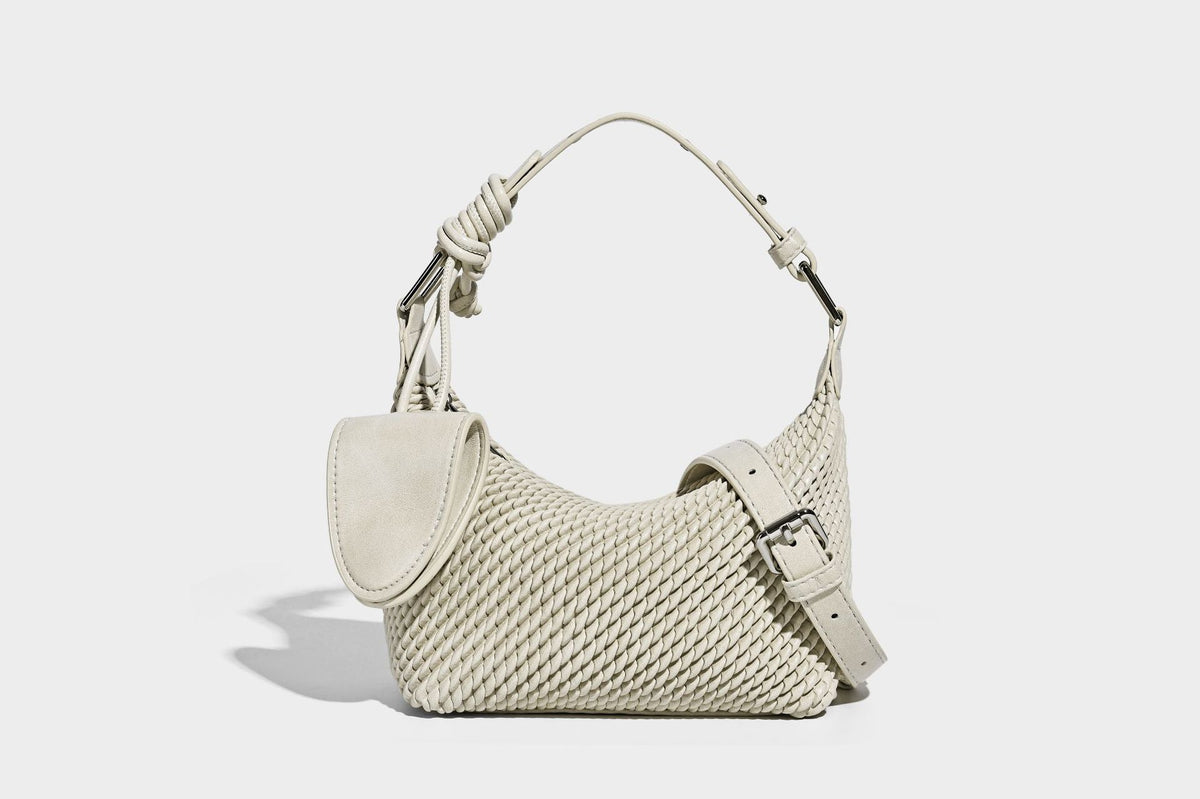 Hobo-Schultertasche in Halbmondform mit Webstruktur, geknotetem Tragegriff, befestigter kleiner Tasche mit Überschlag und verstellbarem Riemen in warmem