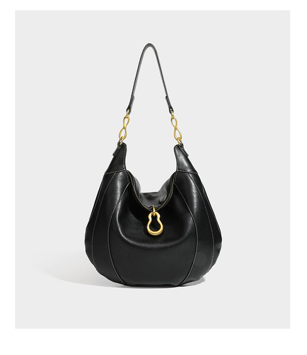 Lässige halbmondförmige Hobo-Schultertasche in Dunkelbraun mit goldfarbenem Ring und Kettenglied-Beschlägen sowie Reißverschluss oben, Detailansicht